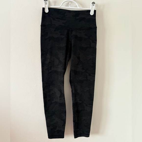 Lululemon Camo Wunder Under Crop Size 4 - Picture 2 of 3